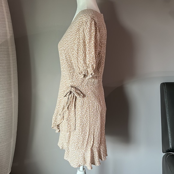 NWT Gianni Bini Women’s Tan Babydoll Dress - Picture 5 of 8